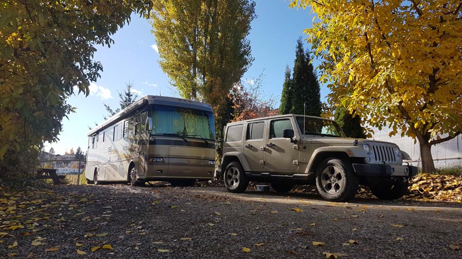 Explorker2 and GeBe hanging out in the sun at Orchard Hill RV.